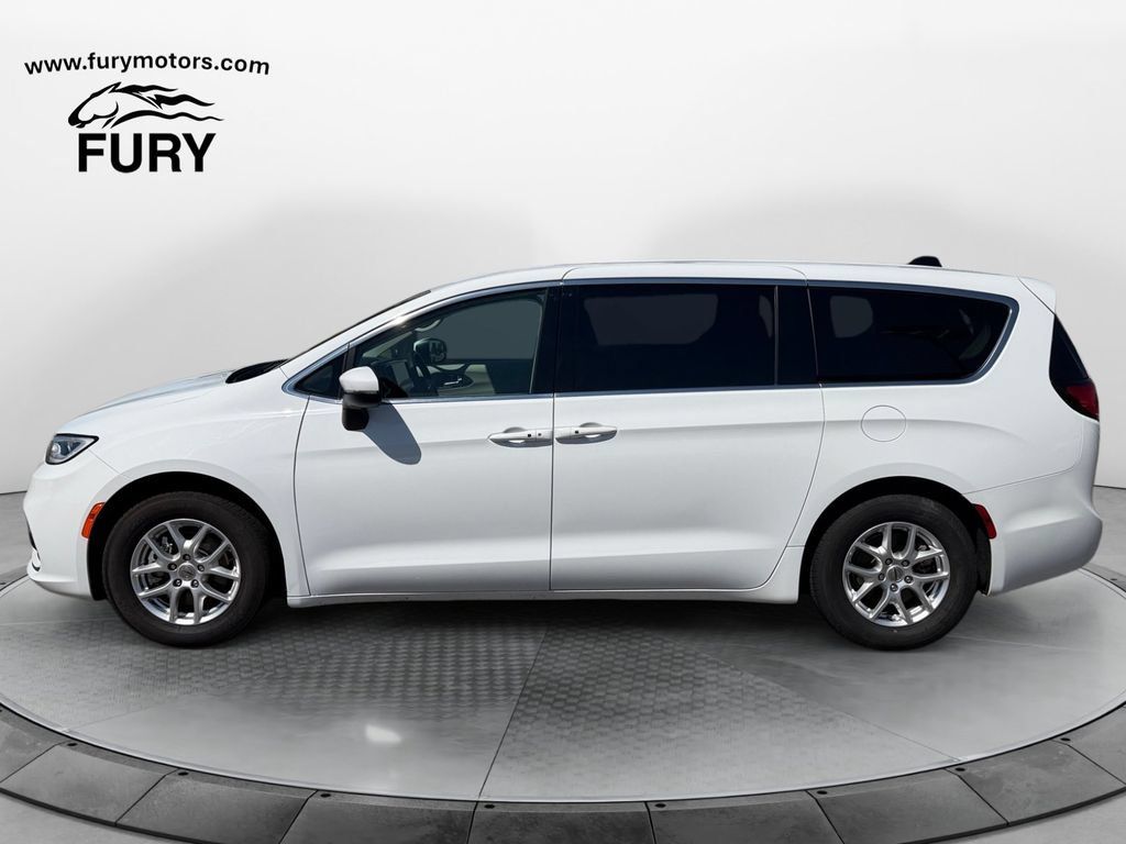 Used 2023 Chrysler Pacifica Touring-L FWD image 7
