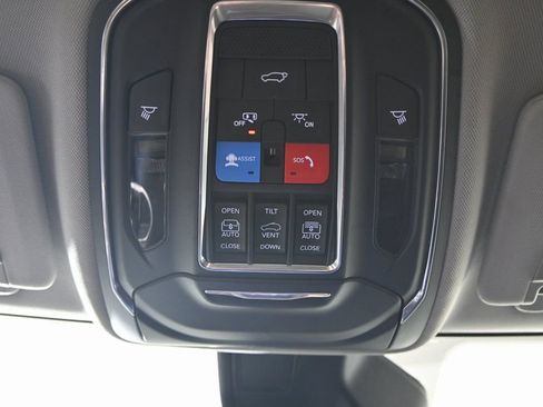 Used 2023 Jeep Grand Cherokee Limited w/ Black Appearance Package image 35