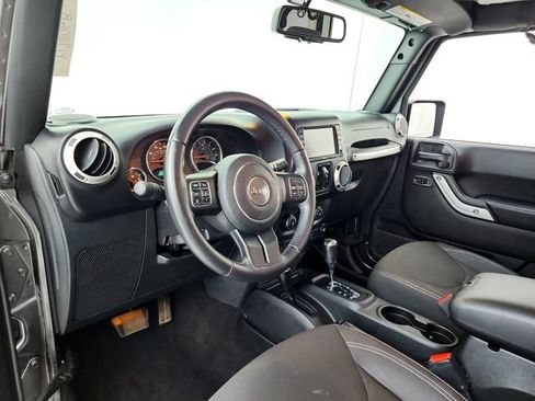 Used 2017 Jeep Wrangler Unlimited Sahara w/ Connectivity Group AWD/4WD image 16
