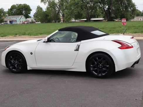 Used 2019 Nissan 370Z Touring RWD image 8