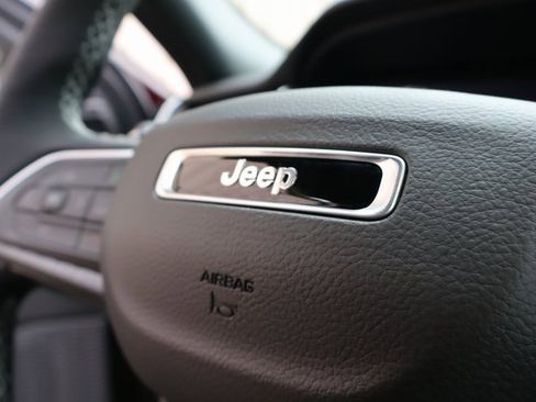 New 2025 Jeep Grand Cherokee Altitude image 22