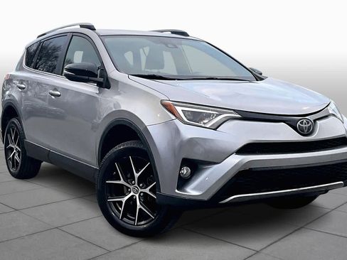 Used 2018 Toyota RAV4 SE image 2