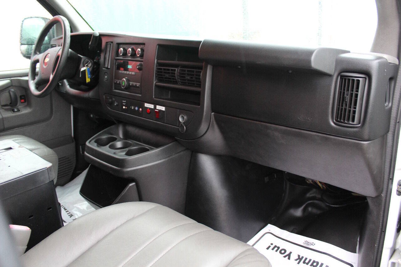 Used 2014 Chevrolet Express 2500 RWD image 15