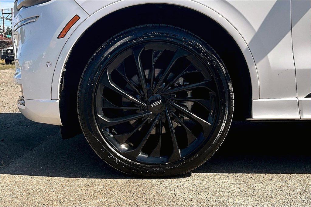Used 2022 Lincoln Aviator Reserve w/ Equipment Group 201A AWD/4WD image 12