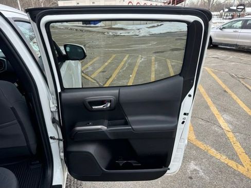 Used 2019 Toyota Tacoma TRD Sport image 14