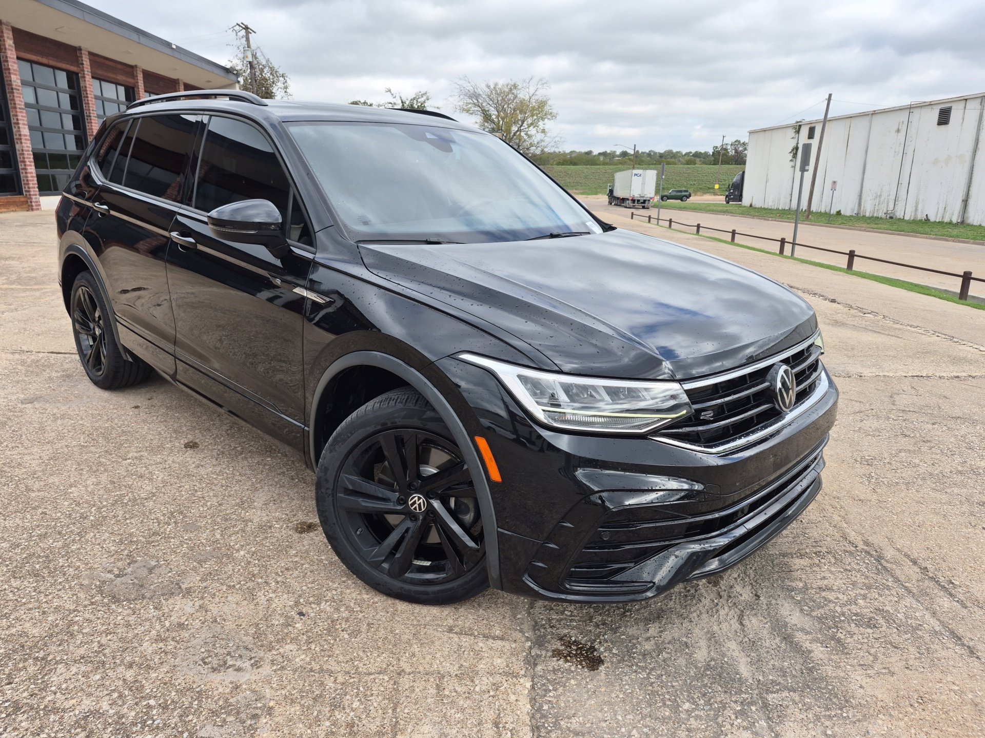 Used 2024 Volkswagen Tiguan SE R-Line FWD image 3
