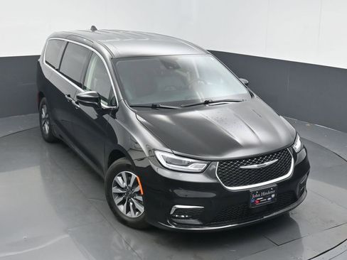 Certified 2024 Chrysler Pacifica Select image 37