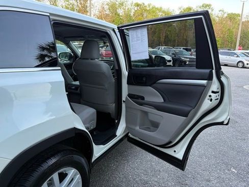 Used 2014 Toyota Highlander LE image 26