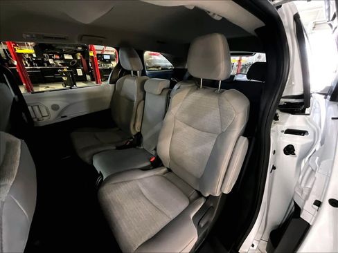 Used 2025 Toyota Sienna LE image 15