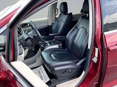 Used 2019 Chrysler Pacifica Touring-L w/ Tire & Wheel Group FWD image 23