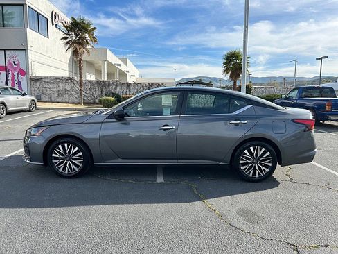 Used 2025 Nissan Altima 2.5 SV image 4