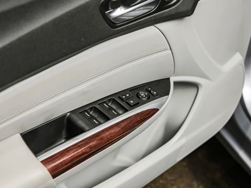 Used 2015 Acura TLX w/ Technology Package FWD image 43