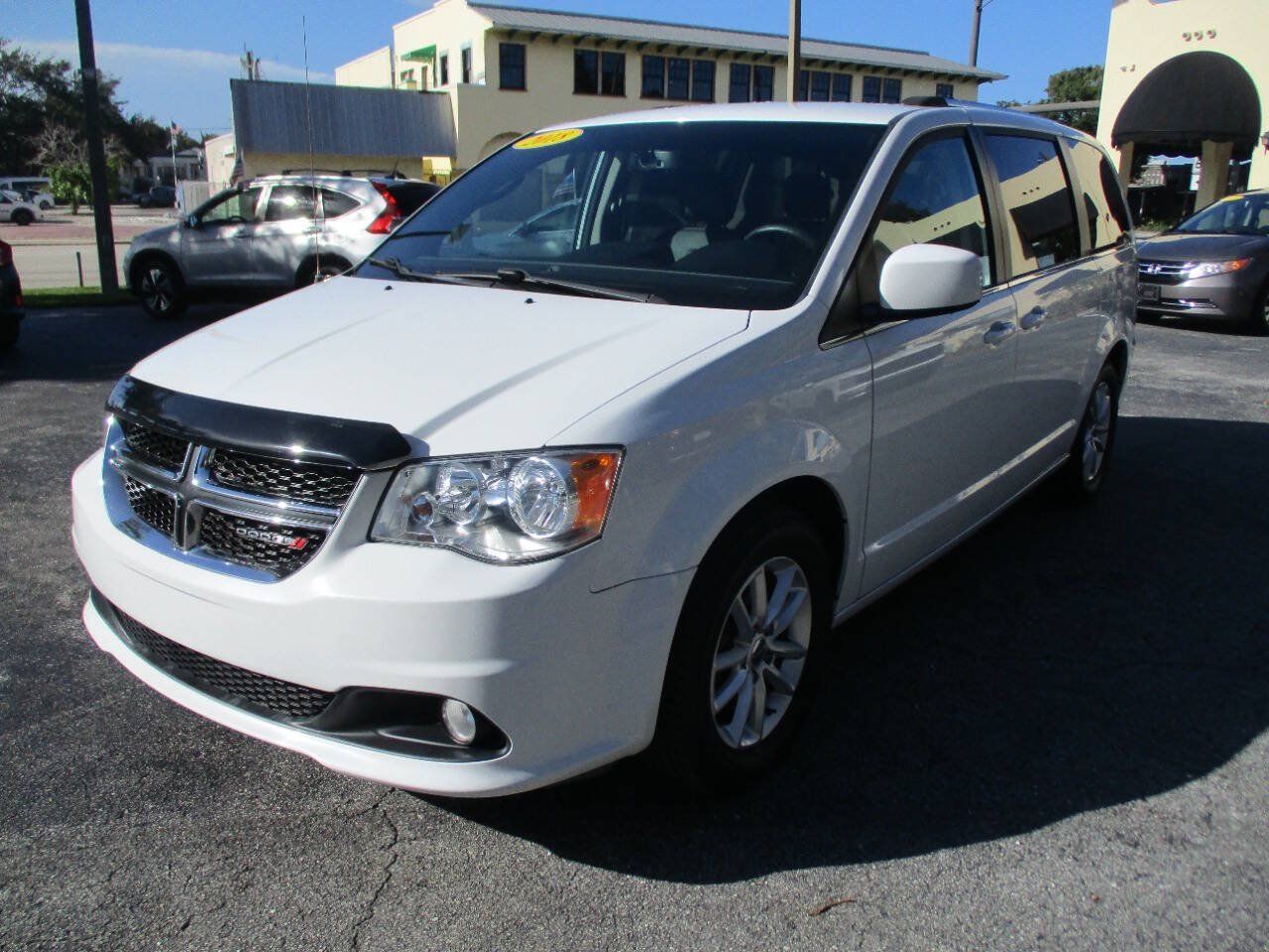 Used 2018 Dodge Grand Caravan SXT w/ Driver Convenience Group FWD image 4