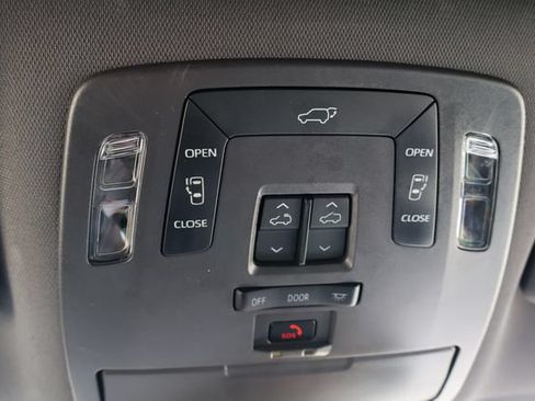 Used 2024 Toyota Sienna XSE FWD image 18