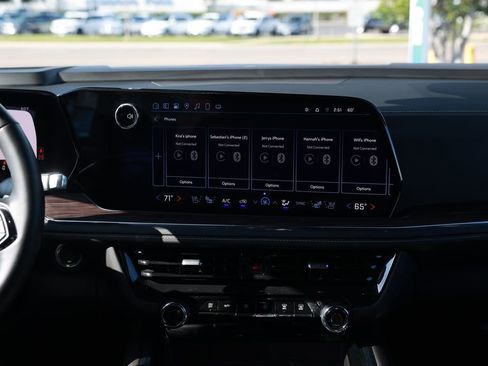 Used 2025 Chevrolet Suburban Premier image 24