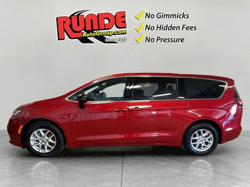 Used 2025 Chrysler Pacifica Select image 3