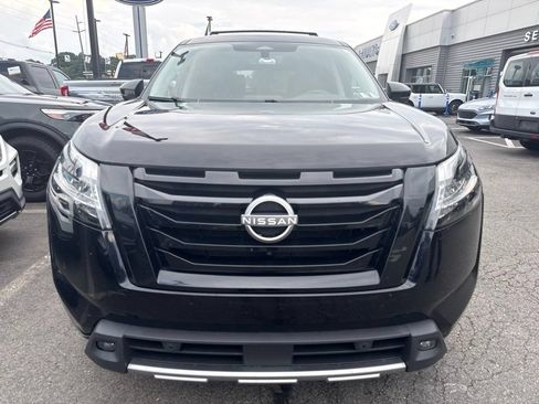 Used 2023 Nissan Pathfinder SL AWD/4WD image 2