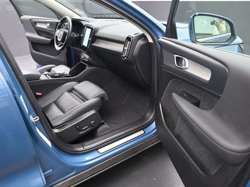 Used 2025 Volvo XC40 B5 Plus image 15