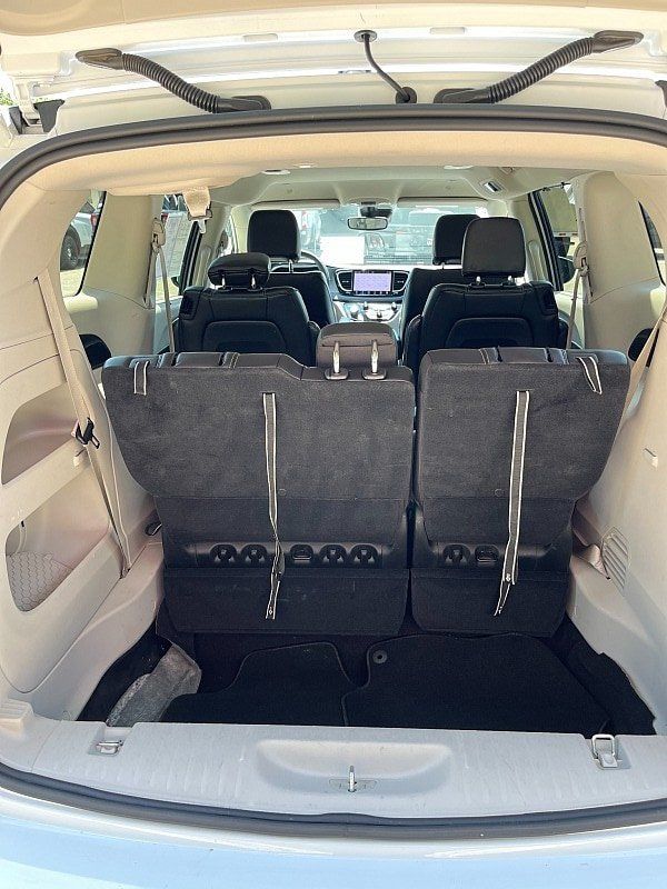 Used 2023 Chrysler Pacifica Touring-L FWD image 10