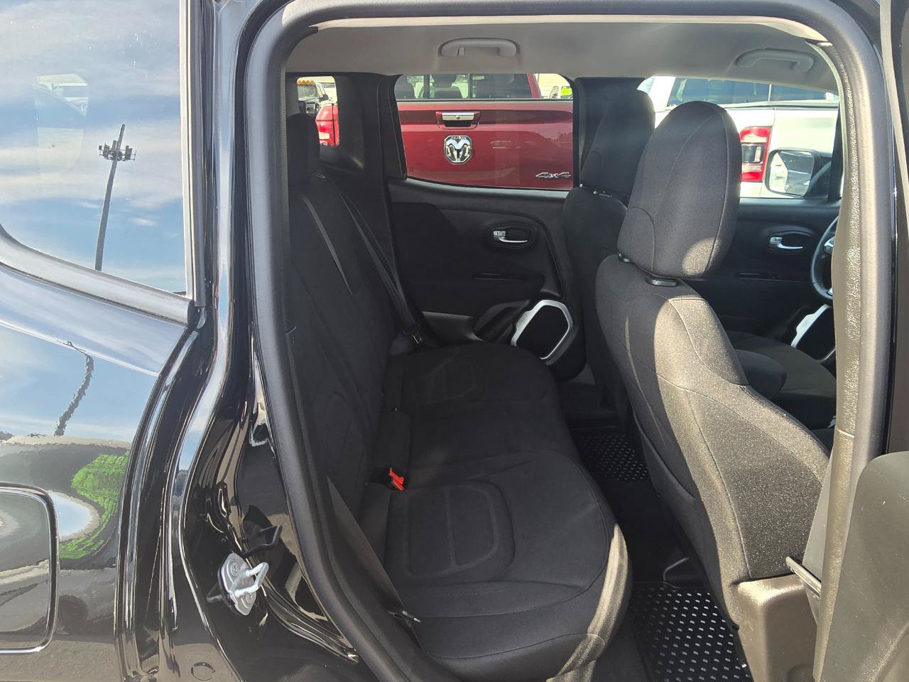 Used 2019 Jeep Renegade Latitude AWD/4WD image 14