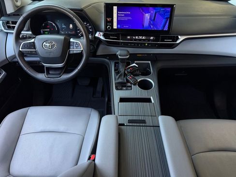 Used 2025 Toyota Sienna XLE w/ XLE Plus Package AWD/4WD image 17