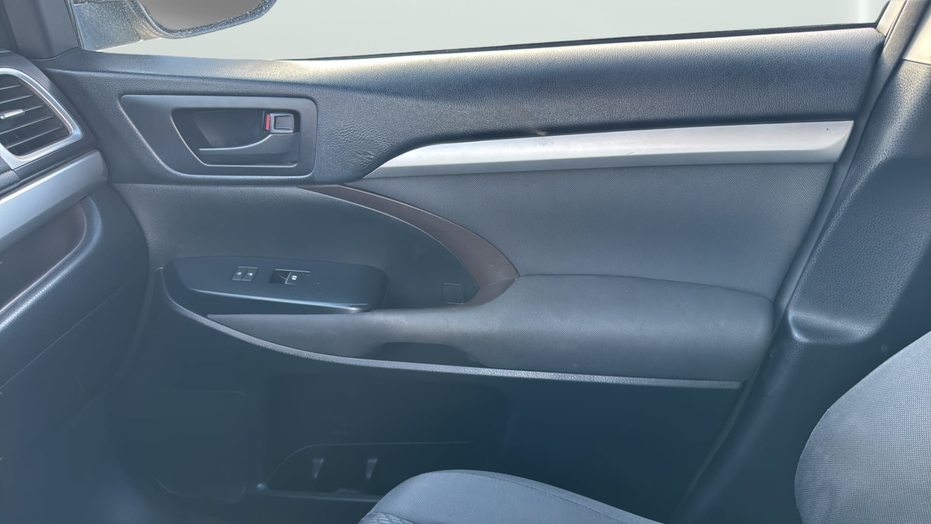 Used 2017 Toyota Highlander LE FWD image 17