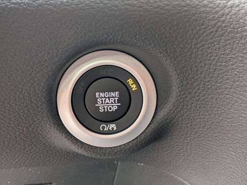 New 2026 Chrysler Pacifica Limited w/ Uconnect Theater Family Group image 19