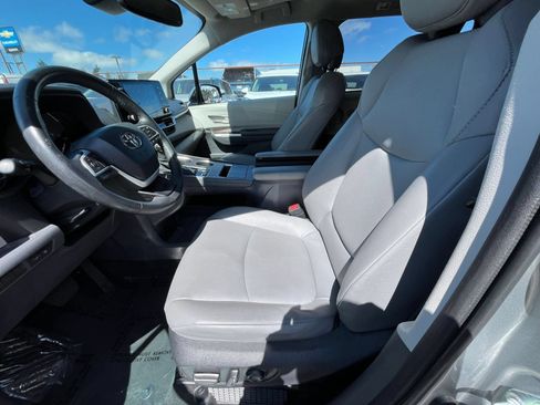 Used 2023 Toyota Sienna XLE FWD image 23