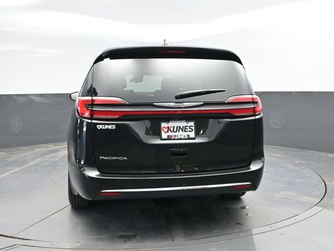Used 2023 Chrysler Pacifica Touring-L FWD image 8