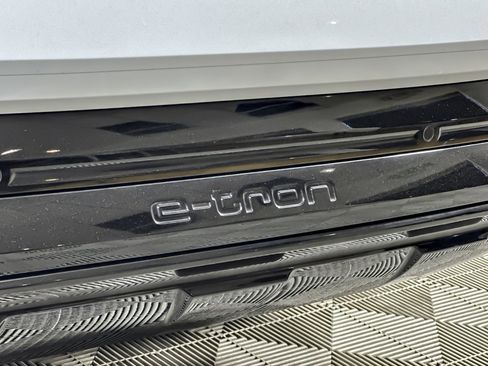 Used 2024 Audi Q8 e-tron Premium image 26