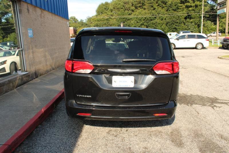 Used 2023 Chrysler Voyager LX FWD image 5