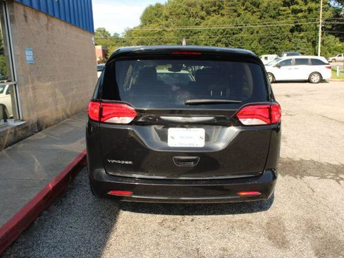 Used 2023 Chrysler Voyager LX FWD image 5
