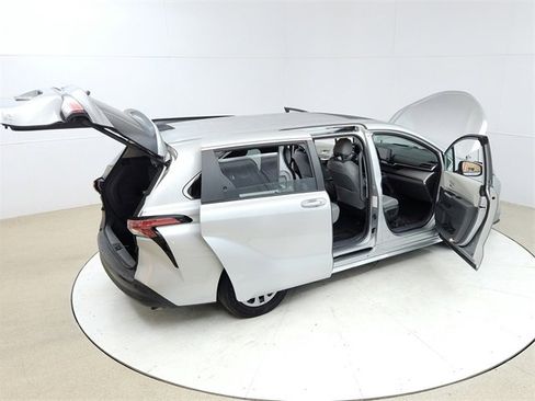 Used 2022 Toyota Sienna XLE image 24