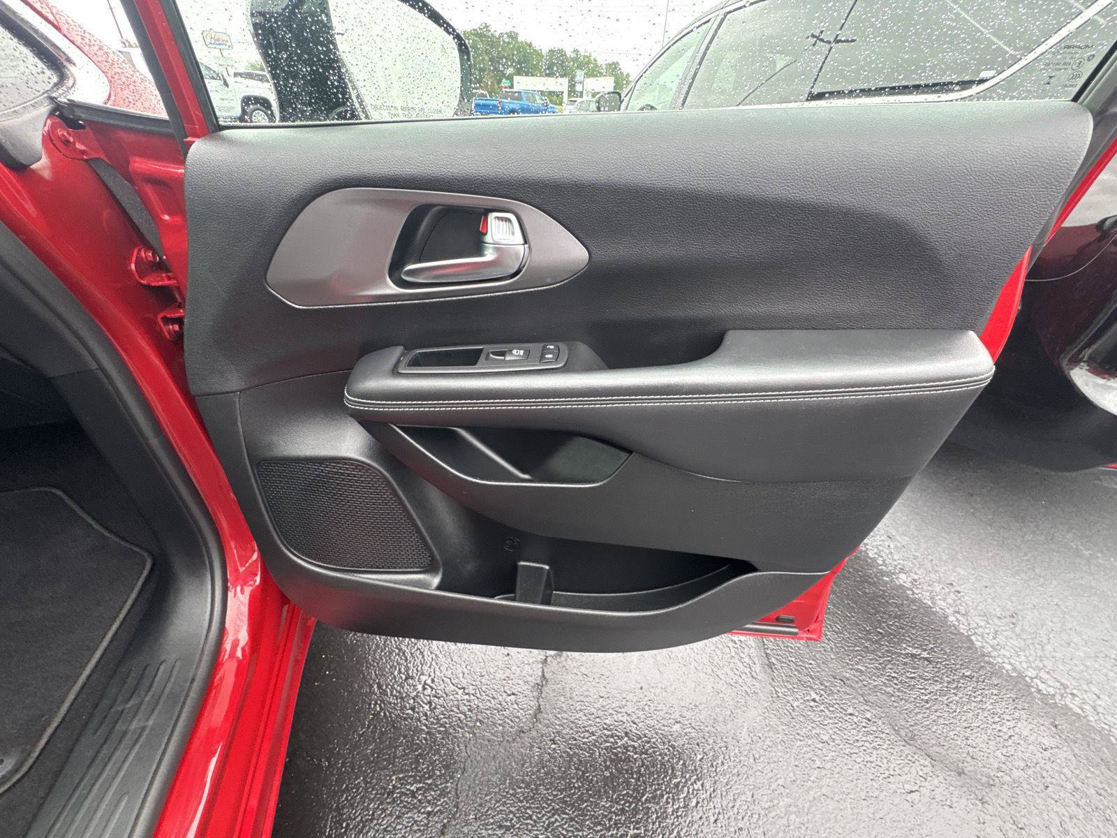 Used 2025 Chrysler Pacifica Select FWD image 17