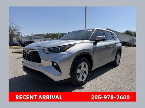 Used 2023 Toyota Highlander LE image 1