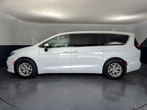 Used 2023 Chrysler Pacifica Touring-L image 6