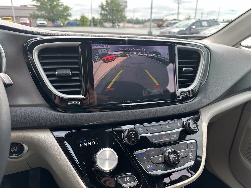 Used 2024 Chrysler Pacifica Touring-L FWD image 12