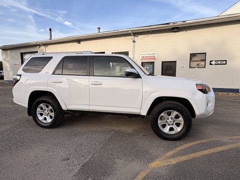 Used 2016 Toyota 4Runner SR5 AWD/4WD image 7