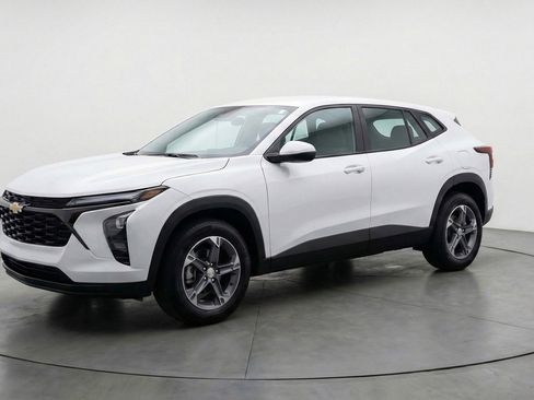 Used 2025 Chevrolet Blazer LT FWD image 3