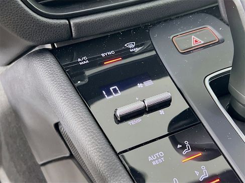 Used 2022 Porsche Macan Base image 18