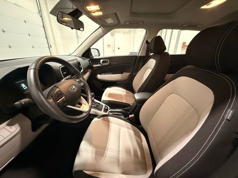 Used 2025 Hyundai Venue SEL FWD image 15