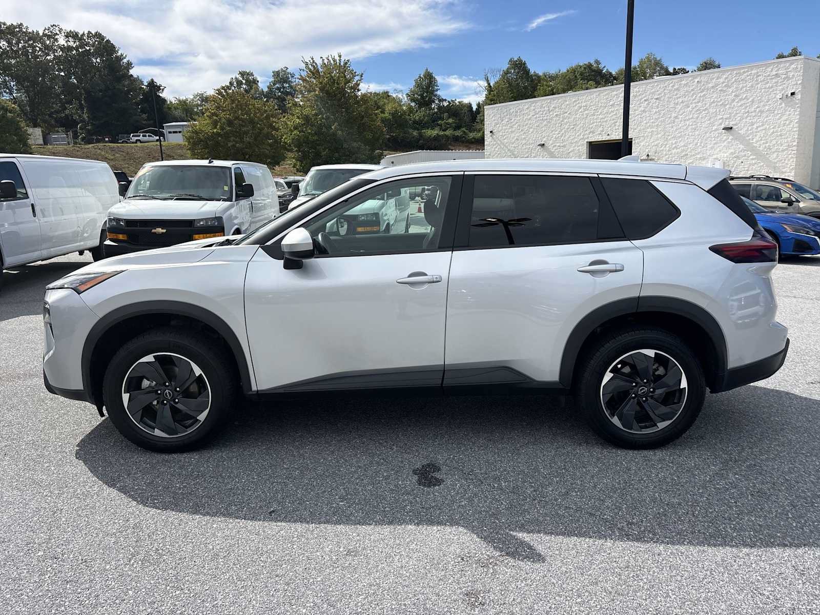 Used 2025 Nissan Rogue SV FWD image 9