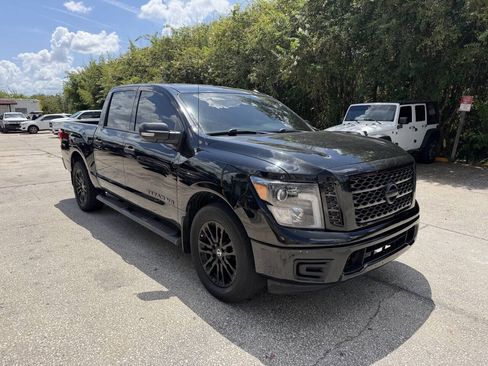 Used 2019 Nissan Titan SV w/ SV Convenience Package RWD image 3