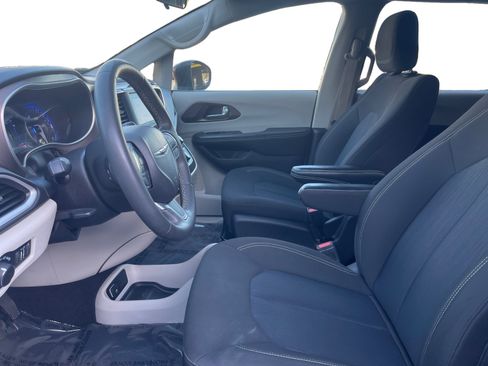 Used 2022 Chrysler Voyager LX image 9