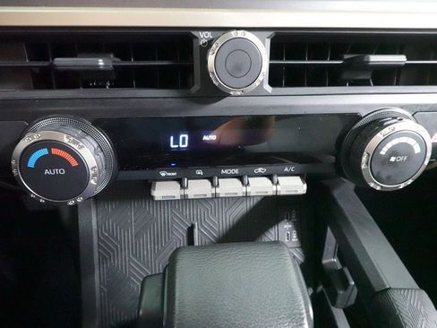 Used 2025 Toyota Tacoma TRD Off-Road image 15