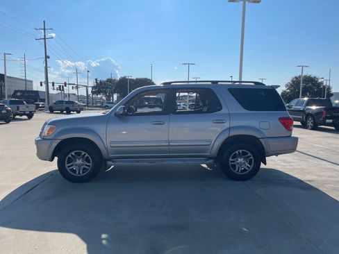 Used 2007 Toyota Sequoia SR5 RWD image 2
