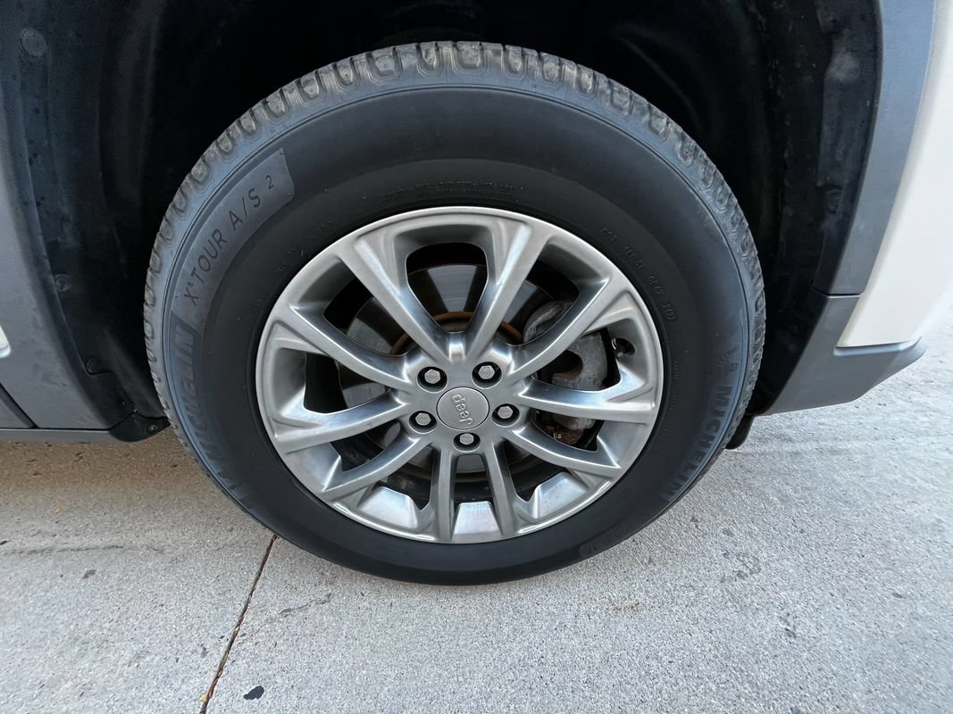 Used 2019 Jeep Cherokee Latitude Plus AWD/4WD image 26