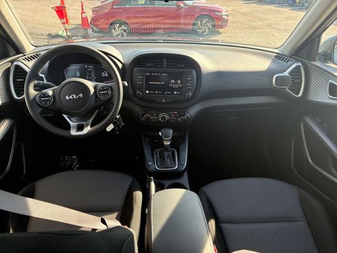 Used 2025 Kia Soul LX w/ LX Technology Package FWD image 28