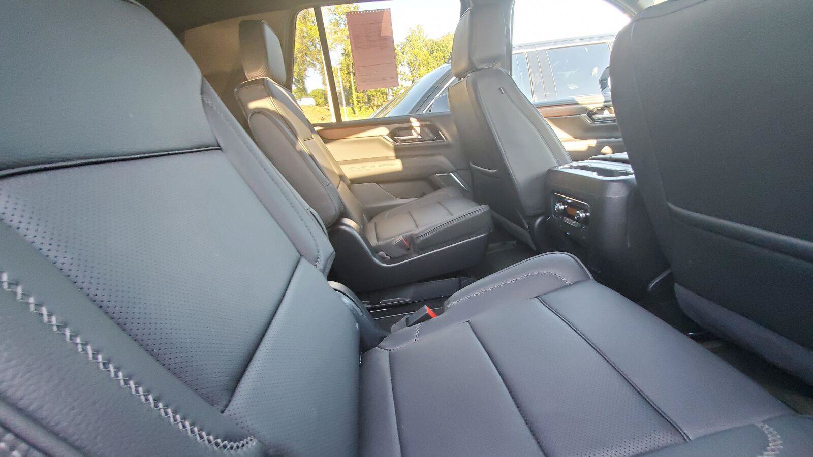 Used 2025 GMC Yukon Denali w/ Sun & Power Step Package AWD/4WD image 6