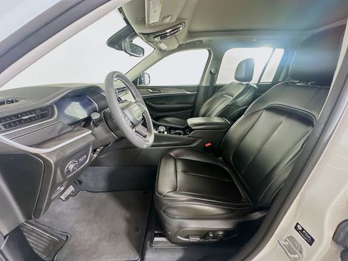 Used 2023 Jeep Grand Cherokee Limited RWD image 13